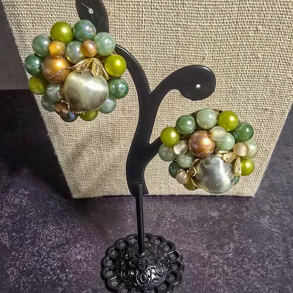 VINTAGE 3 strand iridescent bead & pearl necklace and matching clip on earrings - Picture 7 of 13